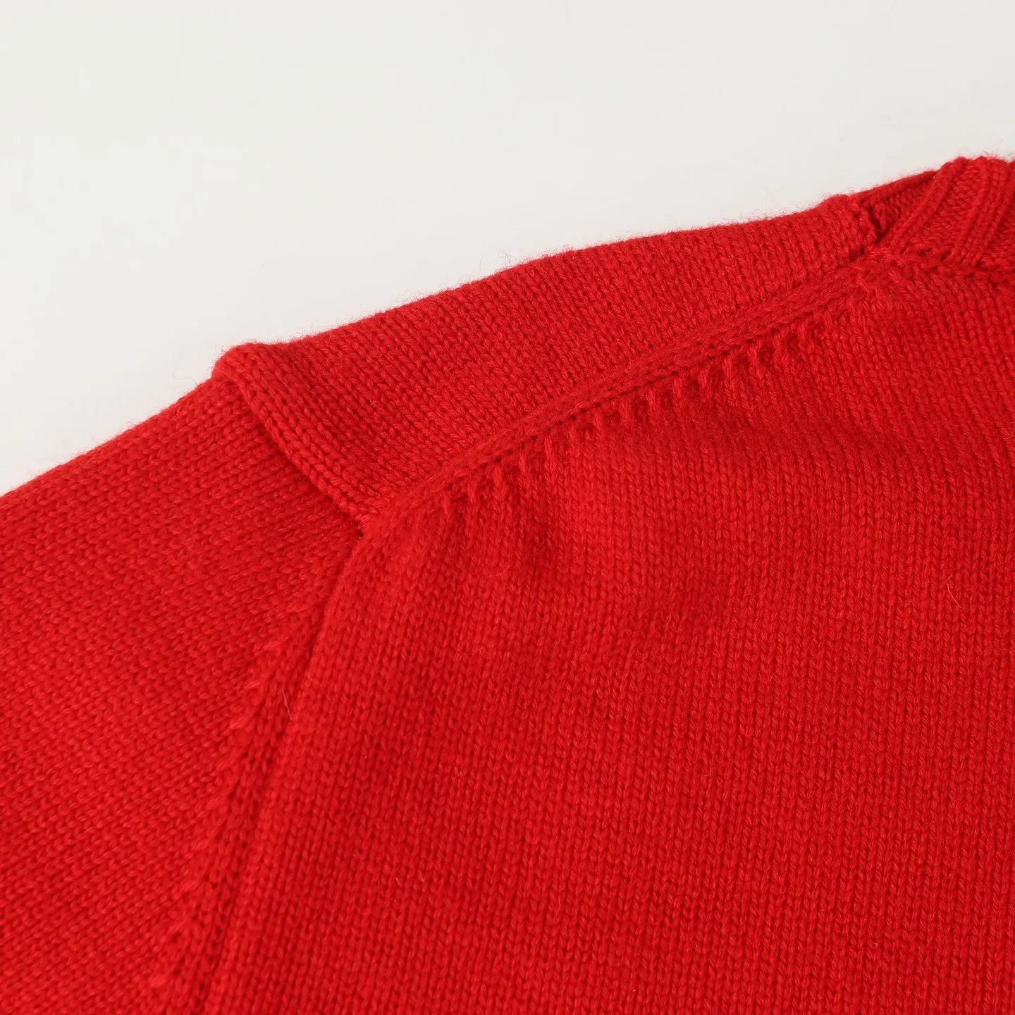 P470 [Wool] Original high-end quality Ralph lauren pol* 2026 early spring latest series! New Year's limited edition bear embroidered sweater, wool blend, soft and comfortable, super warm in autumn and winter! The little bear is wearing a red buttoned jacket and holding a red envelope. It is full of details and full of festive atmosphere. The classic round neck design is casual and versatile, and can be easily worn by both men and women. It is suitable for holiday gifts or daily wear. Exquisite craftsmanship + interesting design make it easy to create a festive look ✨. 3️⃣Personal color! S-M-L3️⃣ code!